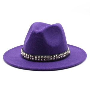 Détail du chapeau en laine violette avec ceinture noire élégante et clous carrés argent