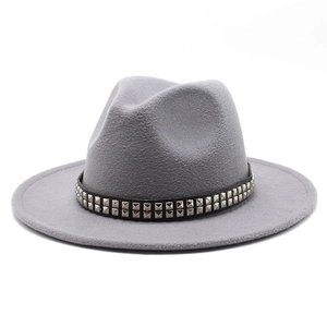 Détail d'un chapeau fedora en laine grise avec ruban en cuir noir à rivets carrés