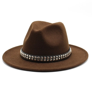 Détail du chapeau fedora en laine marron avec ruban en cuir noir et clous métalliques carrés