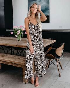 Detail eines Leopardenmuster-Jumpsuits mit Spaghettiträgern und fließendem weitem Bein