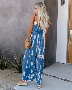 Détail de combinaison tie-dye bleu et blanc avec jambes larges et dos nu d'été