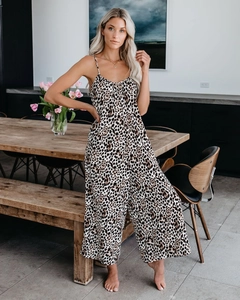 Nahaufnahme des Leoparden-Jumpsuits mit Spaghettiträgern und weitem Bein in Wohnumgebung