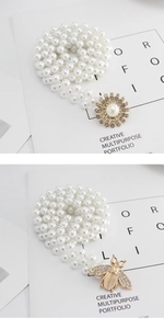 Détails des boucles strass fleur et abeille sur des ceintures perles élastiques