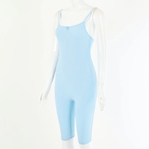 Détail d'une combishort en maille côtelée bleu clair avec demi-zip avant et fines bretelles