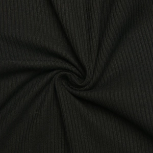 Vue détaillée en gros plan de la texture du tissu en maille côtelée noire et plis souples