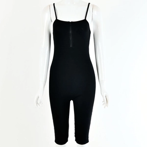 Détail du body noir en maille côtelée avec zip frontal et bretelles sur mannequin