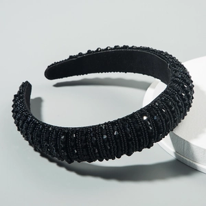 Vue détaillée du serre-tête large noir orné de broderies de perles et doublure douce