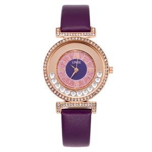 Détail macro du cadran ciel étoilé violet et de la lunette en strass or rose sur montre