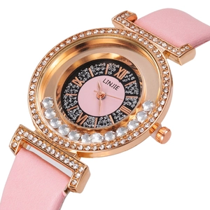 Montre femme en or rose avec strass mobiles étincelants et bracelet en cuir rose
