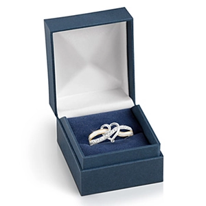 Tweekleurige hartring met kristallen gepresenteerd in een blauwe fluwelen geschenkdoos