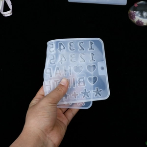 Detail van de siliconen mal voor letters en cijfers voor het maken van hars sieraden