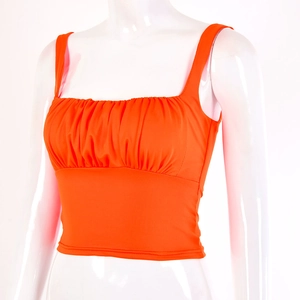 Detail eines orangefarbenen Camisole mit Falten, Karree-Ausschnitt und Rückenausschnitt