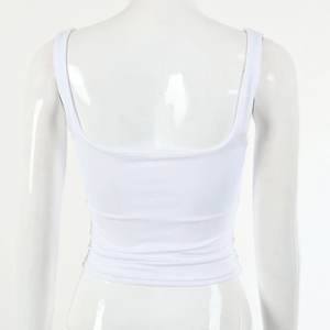Detailansicht der Rückseite eines weißen plissierten Tanktops mit offenem Rücken-Design