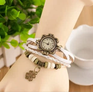 Orologio vintage in pelle intrecciata bianca con perline bronzo e pendente a quadrifoglio