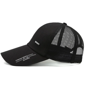 Casquette de baseball en mesh noir avec visière longue pour sport et protection