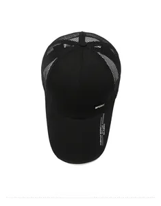 Détail des coutures en maille respirante et de l'imprimé SPORT blanc sur la casquette noire