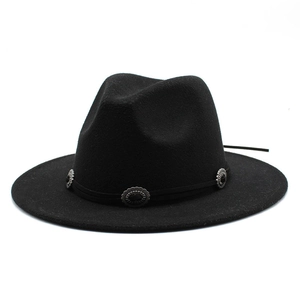 Détail du chapeau fedora noir en laine avec des ornements métalliques argentés sur le ruban