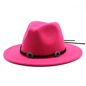 Détail du chapeau en laine rose avec bandeau en velours noir et boucles argentées