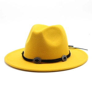 Détails du chapeau fedora en feutre jaune avec ruban noir et ornements métalliques