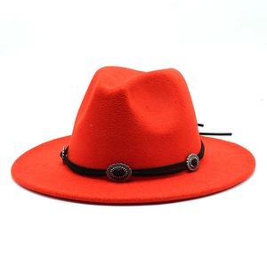 Chapeau fedora rouge classique à large bord avec bande en cuir et conchos ethniques