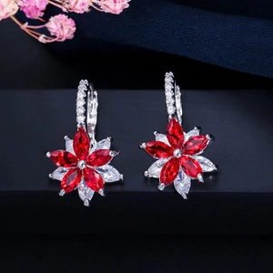 Vue détaillée des boucles d'oreilles fleur avec pierres marquise rouges et blanches