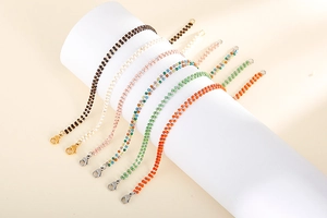 Détail de bracelets bohèmes faits main avec des perles colorées sur des présentoirs