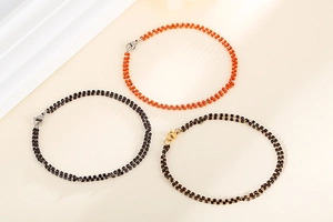 Détail de bracelets bohèmes avec perles colorées et fermoirs mousquetons en métal