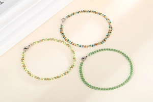 Détails de bracelets faits main avec des perles colorées et des fermoirs en acier inoxydable