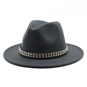 Détail du chapeau fedora en laine gris foncé avec ruban noir et clous argentés