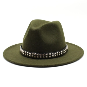 Détail du chapeau fedora en laine vert olive avec ceinture noire à rivets carrés argentés