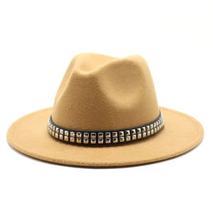 Détail d'un chapeau en laine camel avec ruban en cuir noir et clous carrés argentés