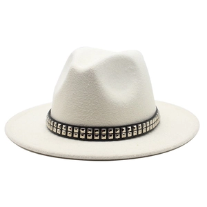 Chapeau fedora classique en laine blanche avec bande cloutée noire et bord plat élégant