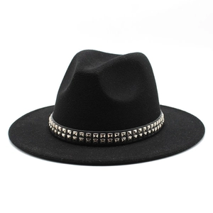 Détail du chapeau Fedora en laine noire avec rivets argentés et bord large rigide