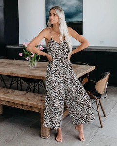 Detailaufnahme des Jumpsuits mit Leopardenmuster, Spaghettiträgern und weitem Beinverlauf