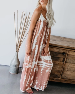 Detail eines böhmischen Batik-Jumpsuits mit Spaghettiträgern und weitem Bein für Sommer