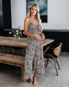 Detail eines Jumpsuits mit Leopardenmuster, Spaghettiträgern und fließendem weitem Bein