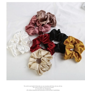 Dettaglio di elastici scrunchie in raso di seta in bordeaux, nero, oro e rosa