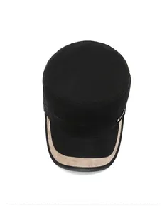 Draufsicht auf schwarze Military-Cap mit beiger Kontrastkante und Metalldetail