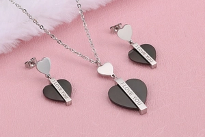 Détail de l'ensemble collier et boucles d'oreilles cœur noir gravé I LOVE YOU