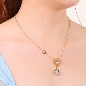 Élégant collier pendentif cœur et clé plaqué or avec zircon noir sur mannequin femme