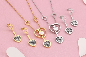 Vue détaillée des parures en forme de cœur avec nacre et accents de diamant