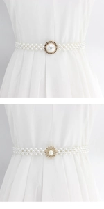 Détail de la ceinture en perles blanches avec boucles florales en strass et métal doré