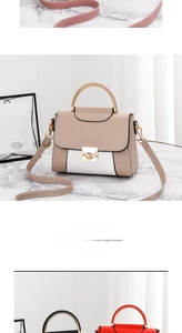 Dettaglio della borsa beige con manico in metallo dorato e sfondo in marmo