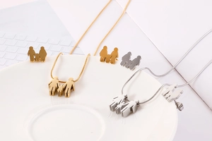 Dettaglio di collane e orecchini silhouette famiglia in finitura oro e argento