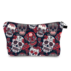 Detail der wasserfesten Kulturtasche mit Sugar-Skull- und Rosen-Digitaldruckmuster
