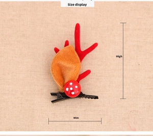 Détail d'une pince à cheveux de renne de Noël avec champignon en peluche et oreilles