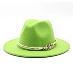Détail du chapeau fedora en laine vert fluo avec corde tressée et boucle dorée
