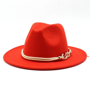 Vue détaillée du chapeau en feutre rouge avec cordelette dorée et boucle en métal