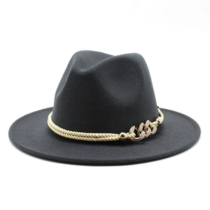 Détail d'un chapeau en laine gris foncé avec cordon doré et boucle en chaîne