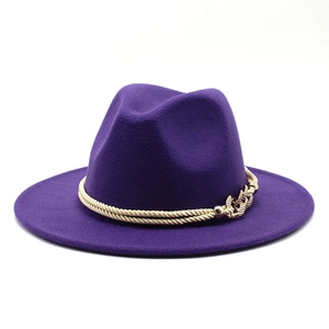 Détail d'un chapeau fedora violet à large bord avec cordelette dorée et boucle ancre